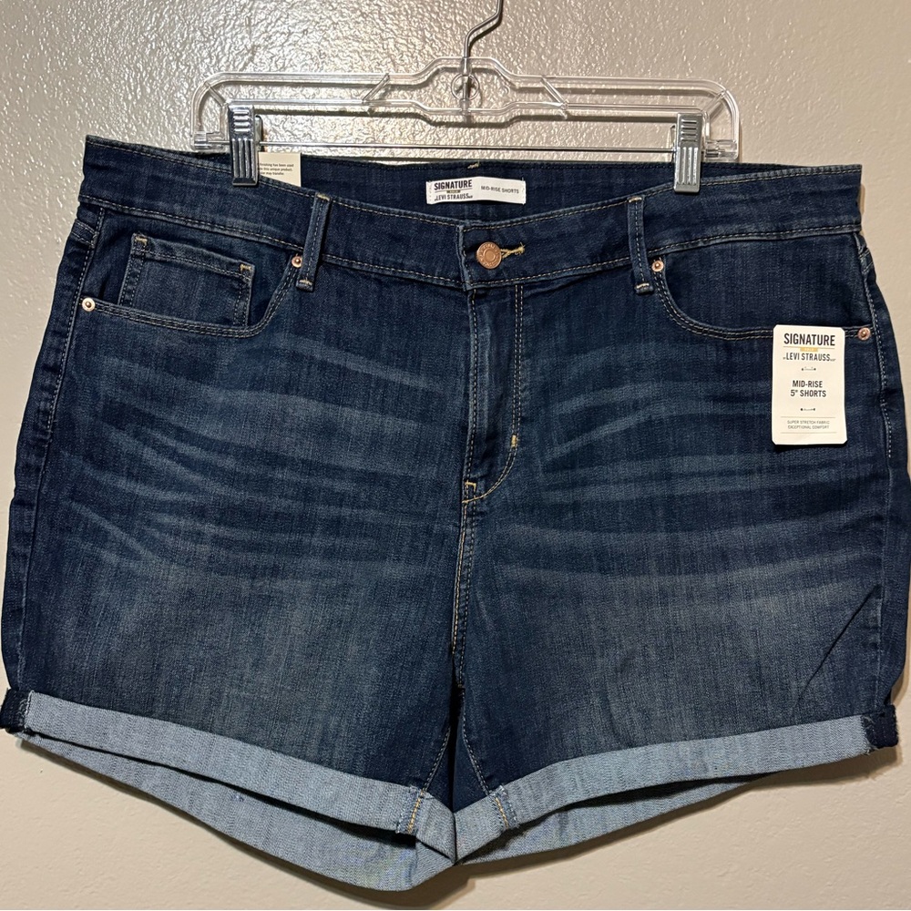 NWT Women’s Signature by Levi Strauss Dark Blue Rolled Cuff Denim Shorts Size 20